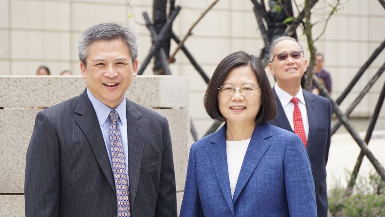 AIT台北處長梅健華15日臉書貼出總統蔡英文參觀AIT新館。 圖:翻攝自AIT臉書 AIT台北處長梅健華15日臉書貼出總統蔡英文參觀AIT新館。 圖:翻攝自AIT臉書