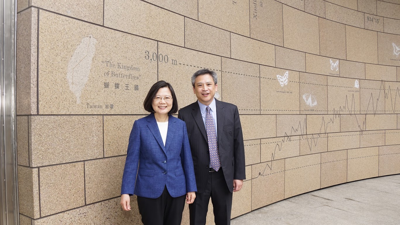 AIT台北處長梅健華15日臉書貼出總統蔡英文參觀AIT新館。 圖:翻攝自AIT臉書 AIT台北處長梅健華15日臉書貼出總統蔡英文參觀AIT新館。 圖:翻攝自AIT臉書