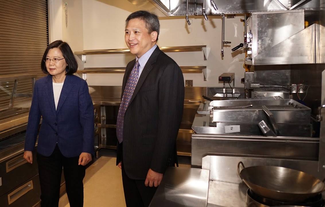 AIT台北處長梅健華15日臉書貼出總統蔡英文參觀AIT新館。 圖:翻攝自AIT臉書 AIT台北處長梅健華15日臉書貼出總統蔡英文參觀AIT新館。 圖:翻攝自AIT臉書