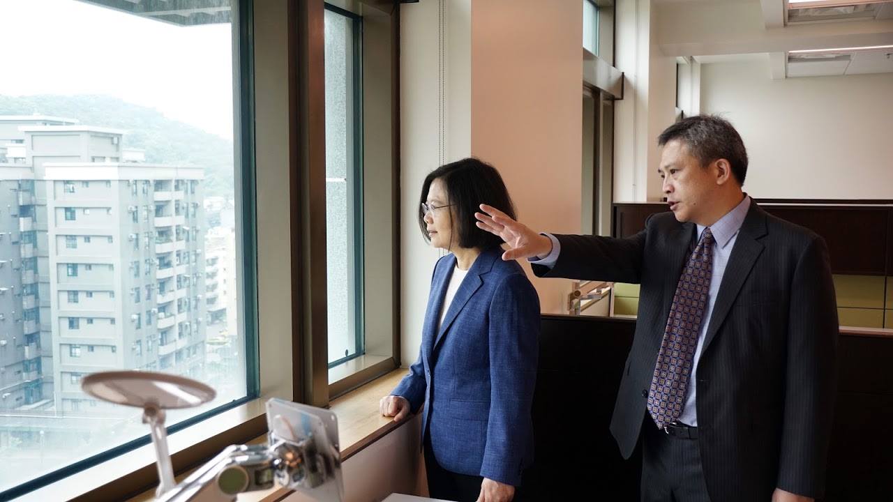 AIT台北處長梅健華15日臉書貼出總統蔡英文參觀AIT新館。 圖:翻攝自AIT臉書 AIT台北處長梅健華15日臉書貼出總統蔡英文參觀AIT新館。 圖:翻攝自AIT臉書