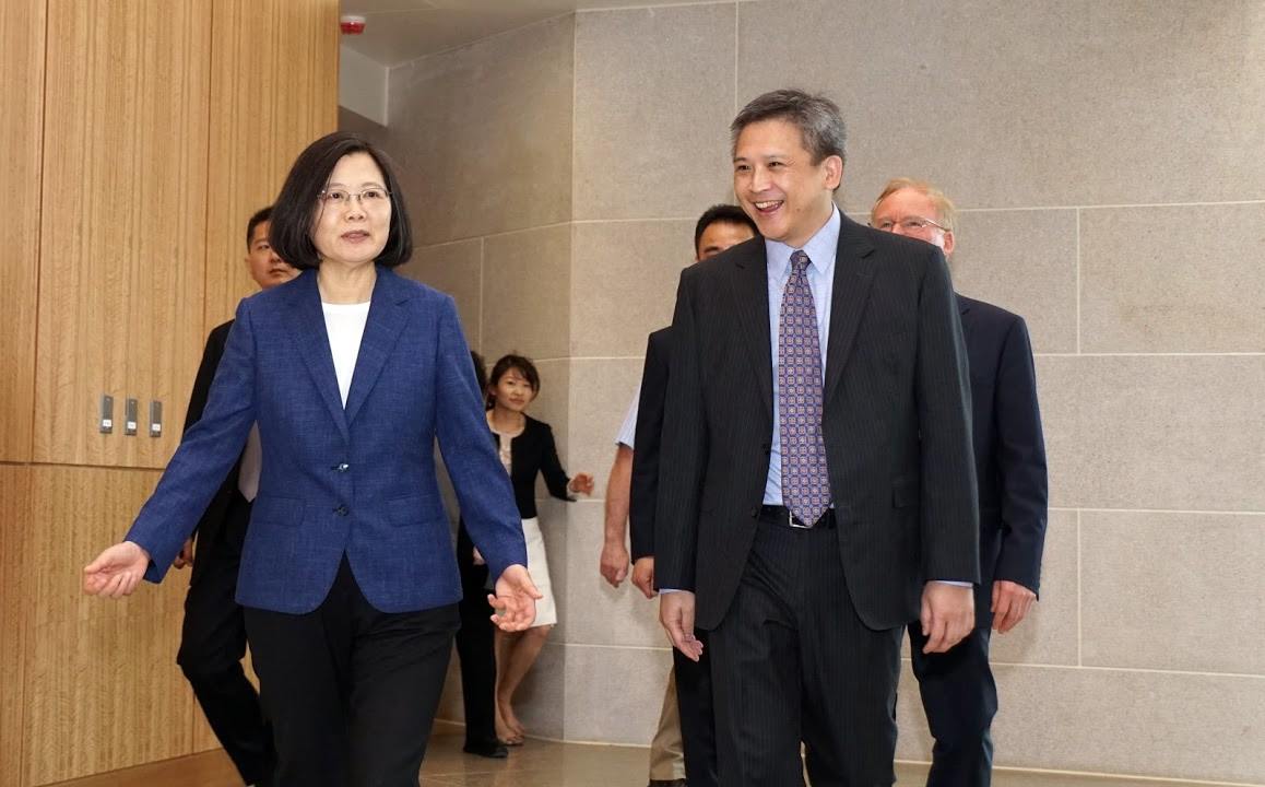 AIT台北處長梅健華15日臉書貼出總統蔡英文參觀AIT新館。 圖:翻攝自AIT臉書 AIT台北處長梅健華15日臉書貼出總統蔡英文參觀AIT新館。 圖:翻攝自AIT臉書