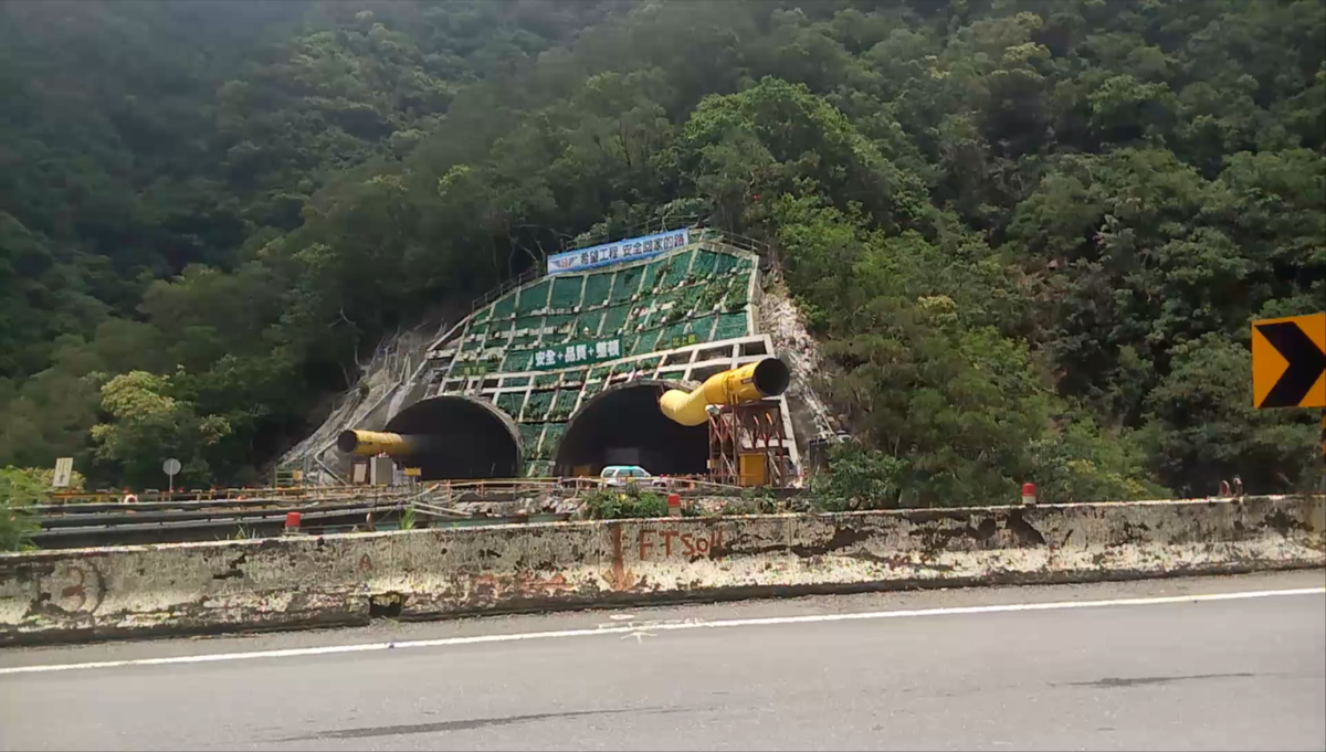 草埔隧道長度約4.6公里,位於東部變質岩區域地質構造複雜,屬湧水及剪裂帶路段等區域,工程難度很高。 草埔隧道長度約4.6公里,位於東部變質岩區域地質構造複雜,屬湧水及剪裂帶路段等區域,工程難度很高。