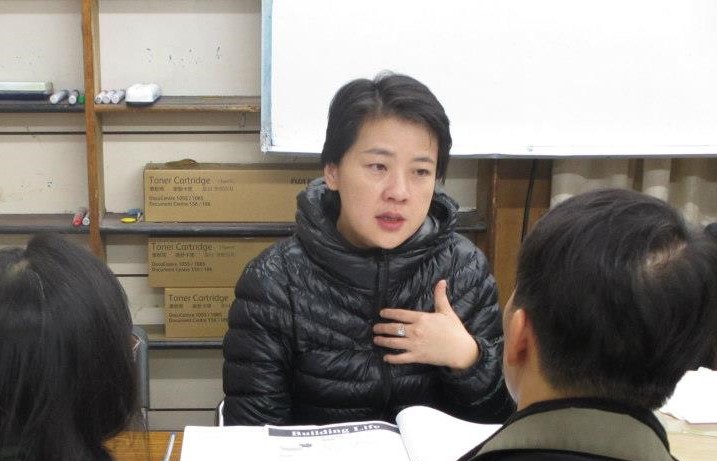 北市議員黃珊珊(中)要求市警局給予支援其他分局勤務的警員同樣標準加成支給。 北市議員黃珊珊(中)要求市警局給予支援其他分局勤務的警員同樣標準加成支給。