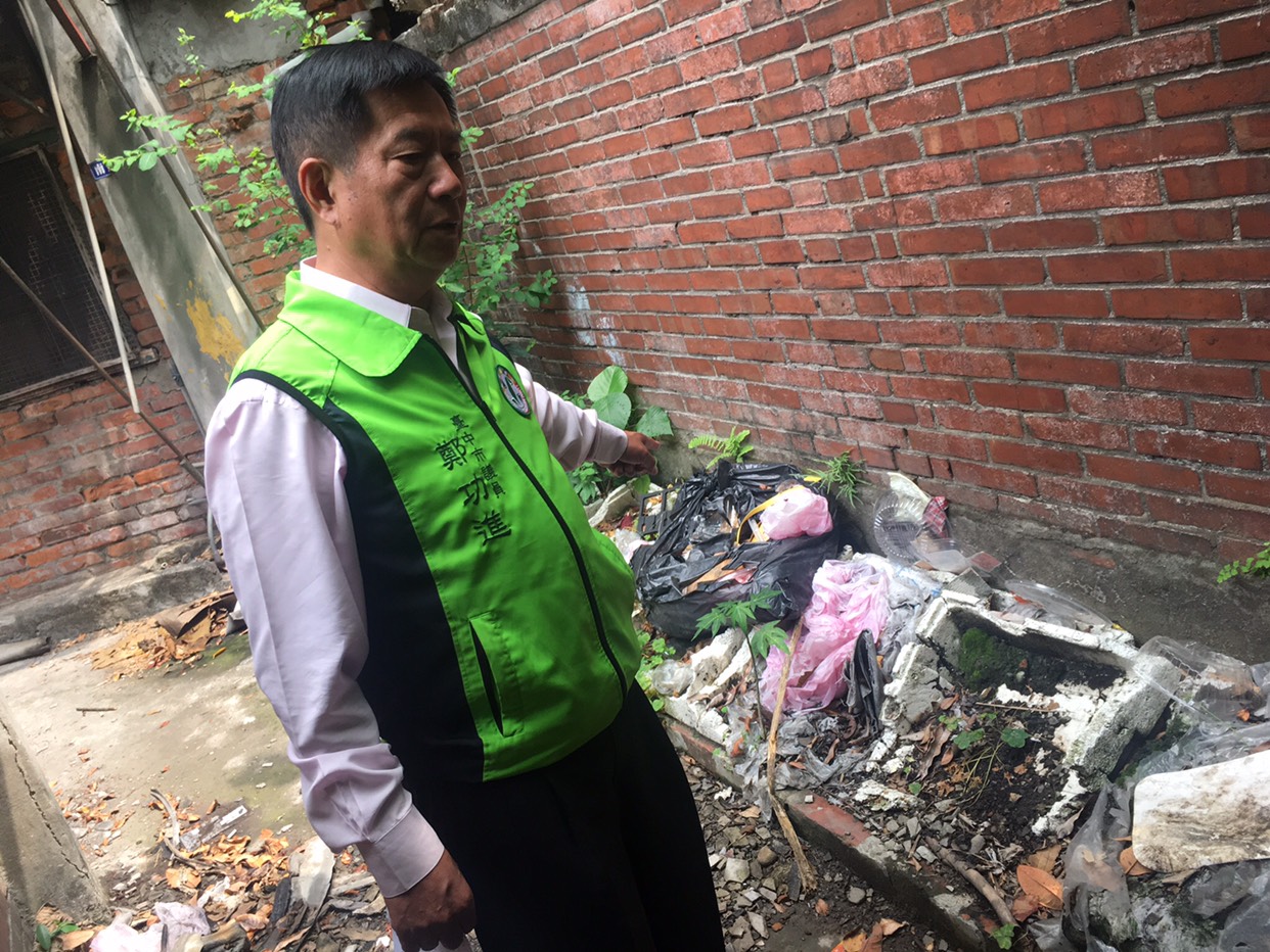 台中車站旁台鐵宿舍群接連發生火警,市議員鄭功進要求市府應加強安全維護。 台中車站旁台鐵宿舍群接連發生火警,市議員鄭功進要求市府應加強安全維護。