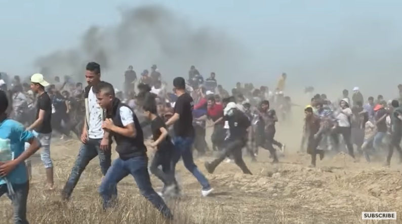 近60名巴勒斯坦人在加薩(Gaza)邊界遭以國部隊鎮壓身亡,伊朗政府今(15)天表示,以國官員應以「殘忍大屠殺」的戰犯罪名受審。 近60名巴勒斯坦人在加薩(Gaza)邊界遭以國部隊鎮壓身亡,伊朗政府今(15)天表示,以國官員應以「殘忍大屠殺」的戰犯罪名受審。