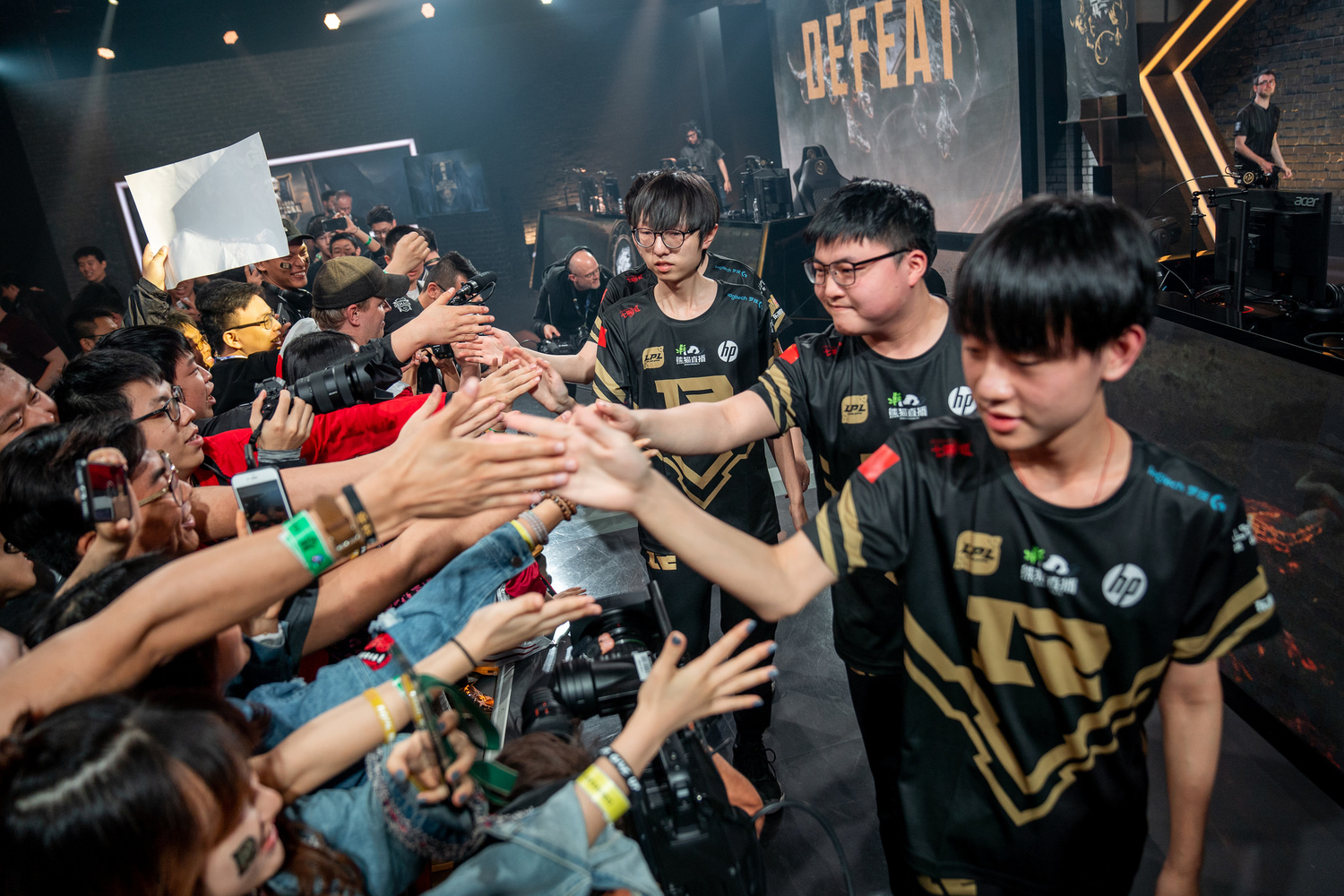 為了爭奪小組第一,今(15)晚《英雄聯盟》全球季中邀請賽(MSI)迎來了加賽,台灣職業電競隊伍閃電狼迎戰中國戰隊RNG,RNG以著壓倒性的優勢擊敗了閃電狼。 為了爭奪小組第一,今(15)晚《英雄聯盟》全球季中邀請賽(MSI)迎來了加賽,台灣職業電競隊伍閃電狼迎戰中國戰隊RNG,RNG以著壓倒性的優勢擊敗了閃電狼。