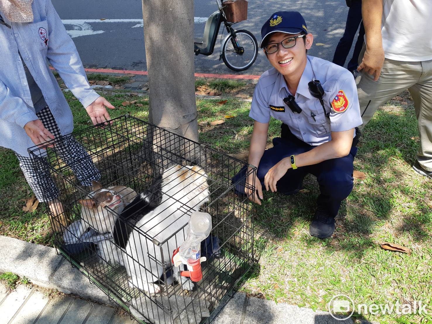 警員蕭嘉成處理車禍時，協助照顧受傷患者的寵物狗，成為毛小孩保姆。