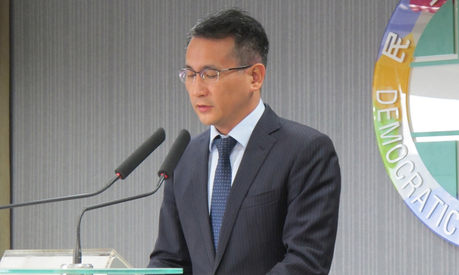 民進黨發言人鄭運鵬16日說明選對會決議。 民進黨發言人鄭運鵬16日說明選對會決議。