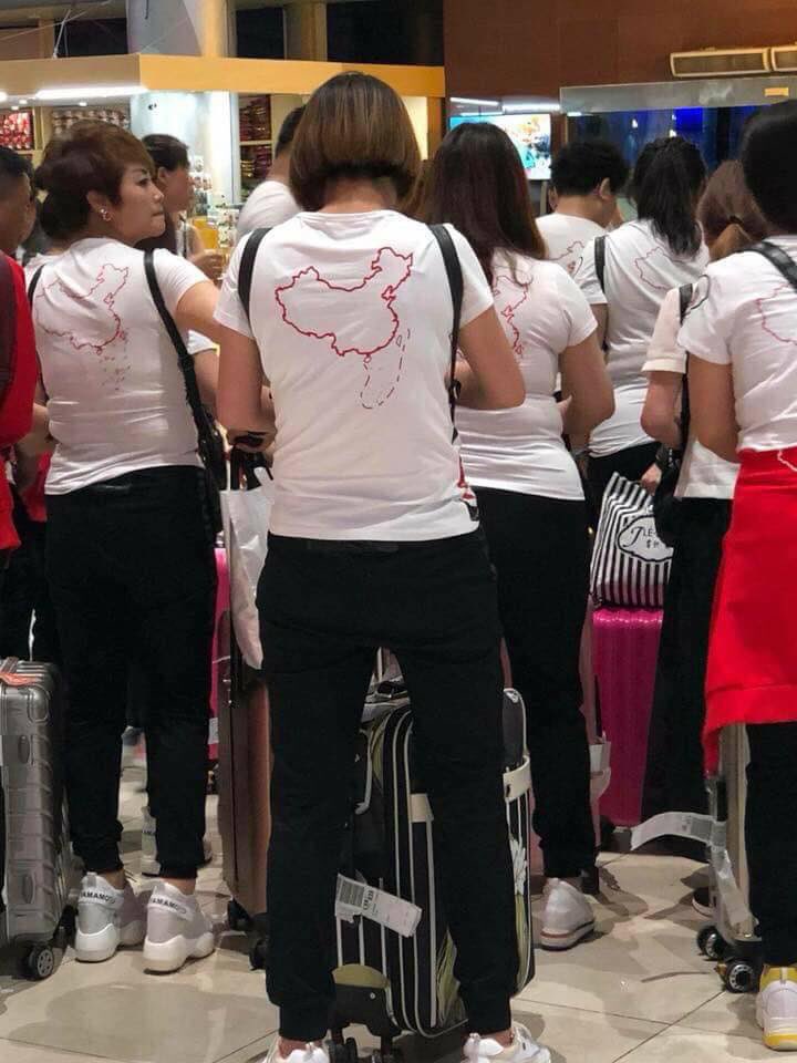 一批中國旅客入境越南旅遊,身穿印有南海九段線地圖的T恤,引起當地民眾不滿。許多越南網友呼籲政府將他們遣返。 一批中國旅客入境越南旅遊,身穿印有南海九段線地圖的T恤,引起當地民眾不滿。許多越南網友呼籲政府將他們遣返。