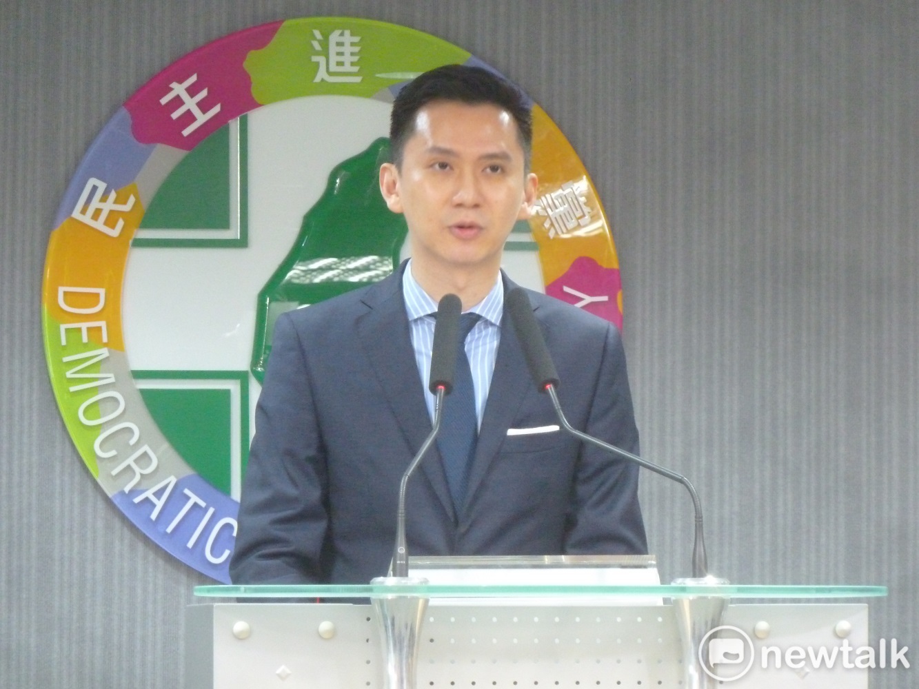 據黨發言人鄭朝方會後轉述,黨主席蔡英文聽完選對會的報告後,只有托腮思忖了一下,「態度如常」。 據黨發言人鄭朝方會後轉述,黨主席蔡英文聽完選對會的報告後,只有托腮思忖了一下,「態度如常」。