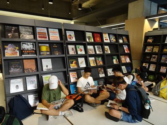 實踐大學首次藉由與益品書屋合作,是今年北部的第一場巡迴書展,挑選國內外400本的精裝餐飲書,期自5月16日至5月30日,為期共14天在益品書屋的台北館展出。 實踐大學首次藉由與益品書屋合作,是今年北部的第一場巡迴書展,挑選國內外400本的精裝餐飲書,期自5月16日至5月30日,為期共14天在益品書屋的台北館展出。