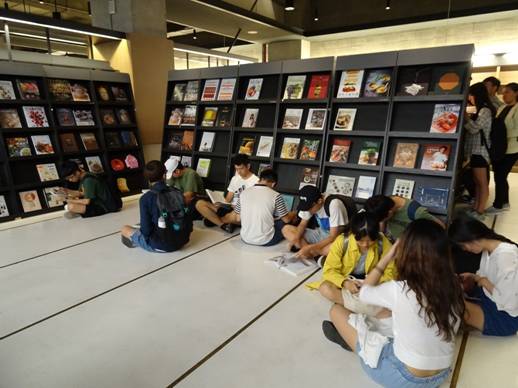 實踐大學首次藉由與益品書屋合作,是今年北部的第一場巡迴書展,挑選國內外400本的精裝餐飲書,期自5月16日至5月30日,為期共14天在益品書屋的台北館展出。 實踐大學首次藉由與益品書屋合作,是今年北部的第一場巡迴書展,挑選國內外400本的精裝餐飲書,期自5月16日至5月30日,為期共14天在益品書屋的台北館展出。