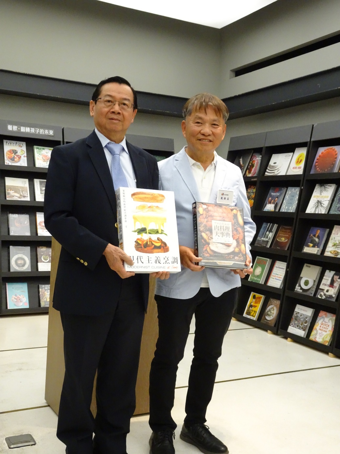 實踐大學首次藉由與益品書屋合作,是今年北部的第一場巡迴書展,挑選國內外400本的精裝餐飲書,期自5月16日至5月30日,為期共14天在益品書屋的台北館展出。 實踐大學首次藉由與益品書屋合作,是今年北部的第一場巡迴書展,挑選國內外400本的精裝餐飲書,期自5月16日至5月30日,為期共14天在益品書屋的台北館展出。