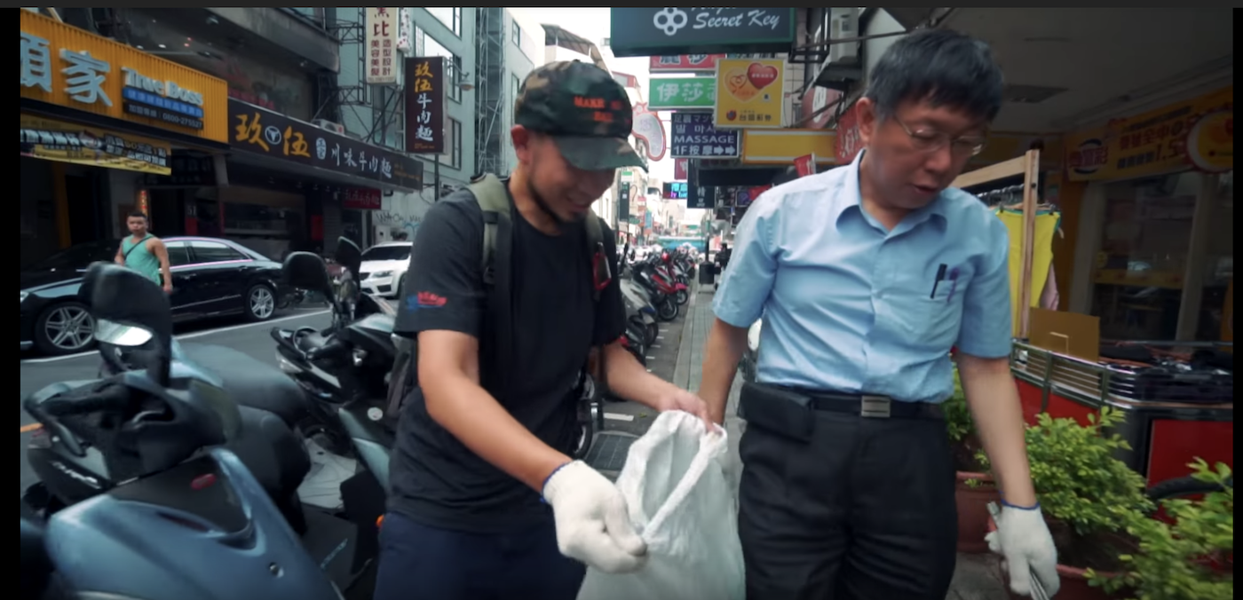 台北市長柯文哲跟網紅合作拍影片,一起撿垃圾。 台北市長柯文哲跟網紅合作拍影片,一起撿垃圾。