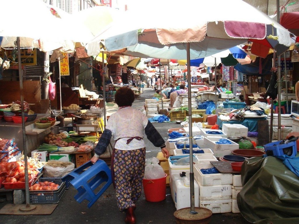 造訪首爾傳統市場,品嘗在地特色小吃,因具備美食美景文化、舒適放鬆的旅遊氛圍及購物天堂等特色,也成為日本旅客的喜愛。 圖:樂天旅遊提供 造訪首爾傳統市場,品嘗在地特色小吃,因具備美食美景文化、舒適放鬆的旅遊氛圍及購物天堂等特色,也成為日本旅客的喜愛。 圖:樂天旅遊提供