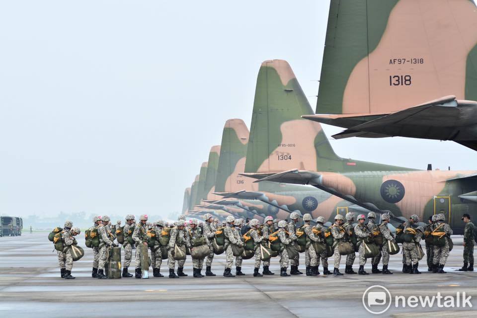 國軍漢光34號演習預演今天上午發生意外,國防部證實,一名26歲秦姓官兵在清泉崗基地實施反空機降預演,並實施空降跳傘時,疑傘具纏繞自空中墜地,墜落地面受傷。 國軍漢光34號演習預演今天上午發生意外,國防部證實,一名26歲秦姓官兵在清泉崗基地實施反空機降預演,並實施空降跳傘時,疑傘具纏繞自空中墜地,墜落地面受傷。