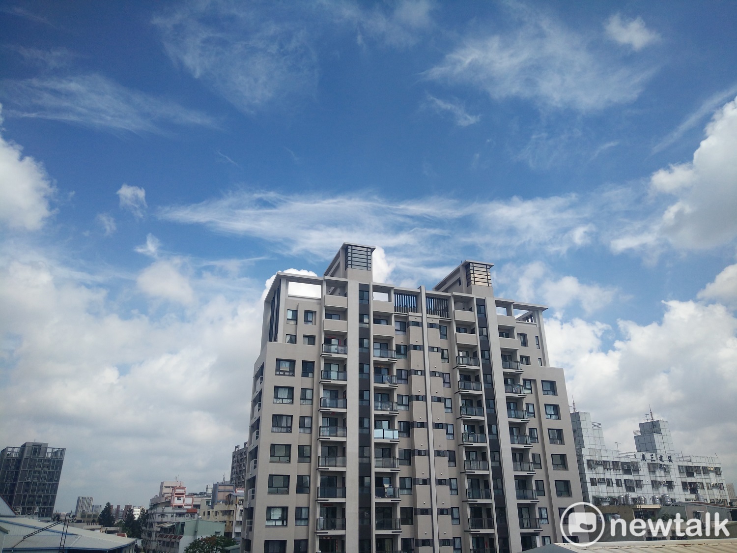 台中市今早出現藍天白雲景象,16個空品監測站全亮綠燈。 台中市今早出現藍天白雲景象,16個空品監測站全亮綠燈。