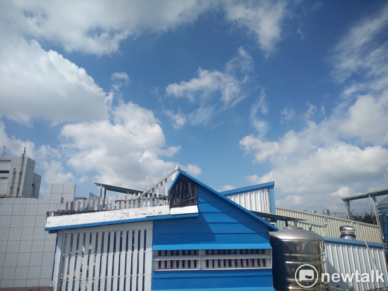 台中市今早出現藍天白雲景象,16個空品監測站全亮綠燈。 台中市今早出現藍天白雲景象,16個空品監測站全亮綠燈。