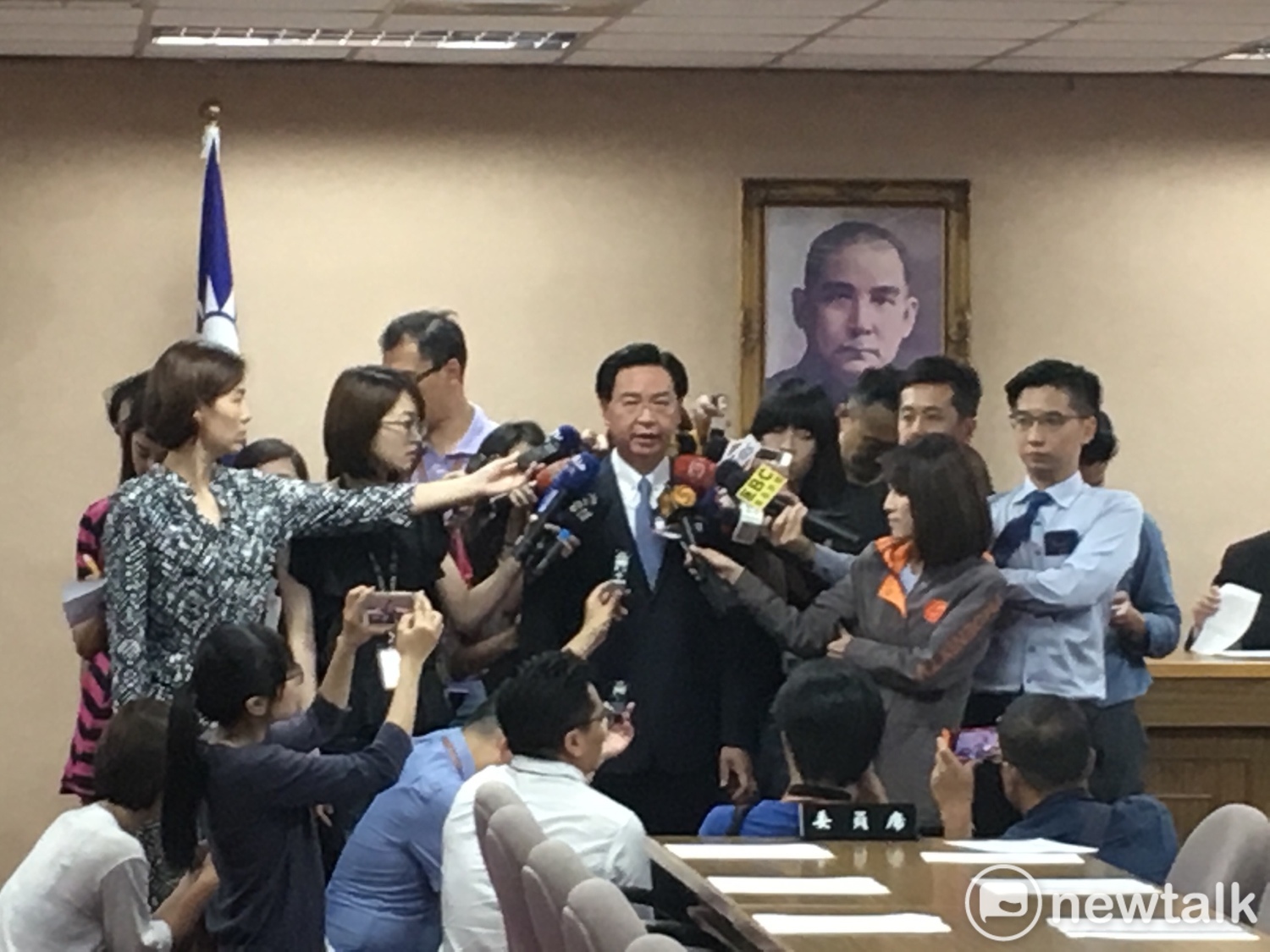 外交部長吳釗燮今(17)日指出,巴拉圭總統當選人阿布鐸(Mario Abdo Benitez)邀請我國參加就職典禮,如果決定出訪,巴拉圭才會發邀請函。至於是否會應邀出席,吳釗燮表示,尚未確定,仍在規劃中。 外交部長吳釗燮今(17)日指出,巴拉圭總統當選人阿布鐸(Mario Abdo Benitez)邀請我國參加就職典禮,如果決定出訪,巴拉圭才會發邀請函。至於是否會應邀出席,吳釗燮表示,尚未確定,仍在規劃中。