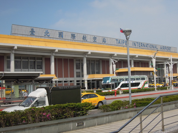 台電今天表示,因線路跳脫,上午台北市民權東路三段周遭約1000戶停電,也造成松山機場停電約4分鐘。 台電今天表示,因線路跳脫,上午台北市民權東路三段周遭約1000戶停電,也造成松山機場停電約4分鐘。