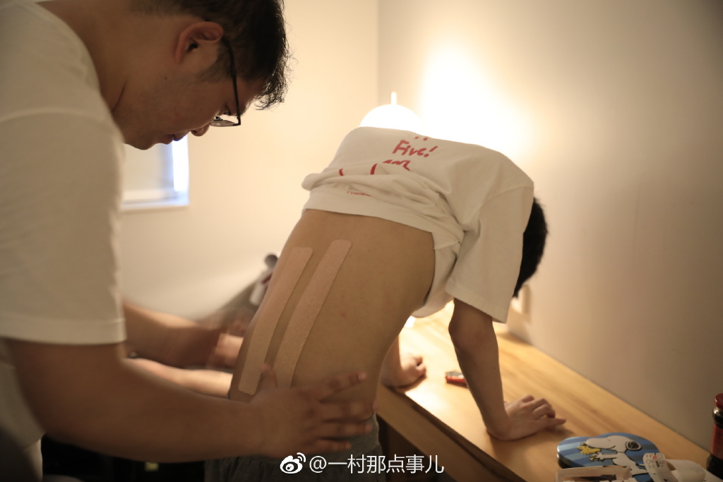 《英雄聯盟》季中邀請賽(MSI)終於迎來了最終高潮,本周末將迎來四強賽與總決賽,被視為問鼎冠軍的熱門隊伍RNG也飛往巴黎備戰,而隨隊的攝影師也曬出RNG輔助Ming滿是醫療用肌貼的背部,表示心疼。 《英雄聯盟》季中邀請賽(MSI)終於迎來了最終高潮,本周末將迎來四強賽與總決賽,被視為問鼎冠軍的熱門隊伍RNG也飛往巴黎備戰,而隨隊的攝影師也曬出RNG輔助Ming滿是醫療用肌貼的背部,表示心疼。