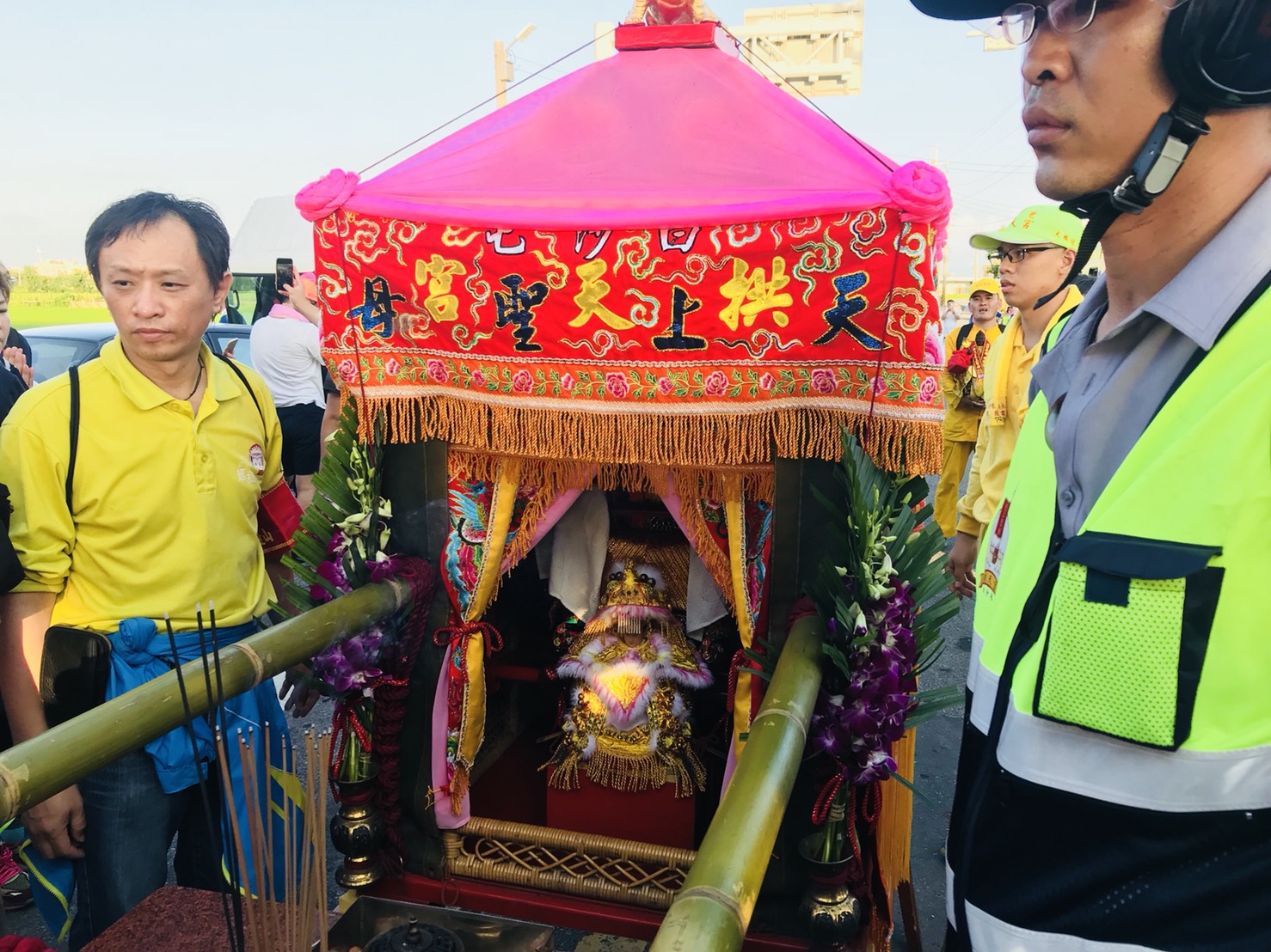 今年白沙屯媽祖鑾轎轎頂因覆蓋一層粉紅色薄帆布,被信徒形容為「粉紅超跑」。 圖:柯寶/攝 今年白沙屯媽祖鑾轎轎頂因覆蓋一層粉紅色薄帆布,被信徒形容為「粉紅超跑」。 圖:柯寶/攝