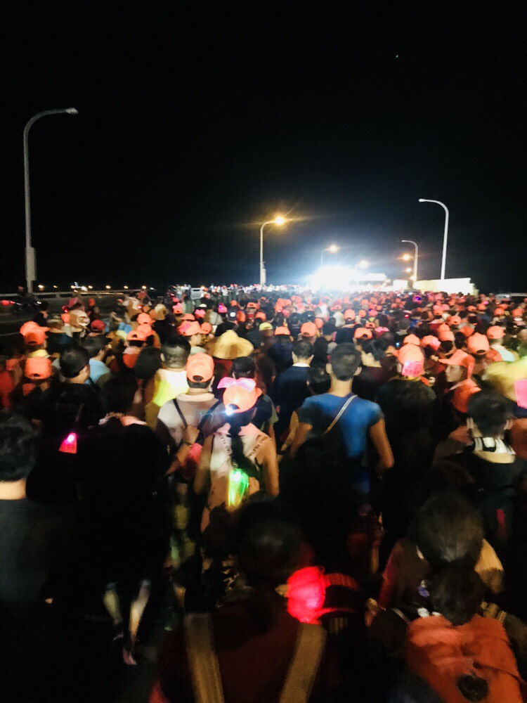 昨天深夜出發,滿滿的信徒塞滿周邊巷弄。 圖:柯寶/攝 昨天深夜出發,滿滿的信徒塞滿周邊巷弄。 圖:柯寶/攝