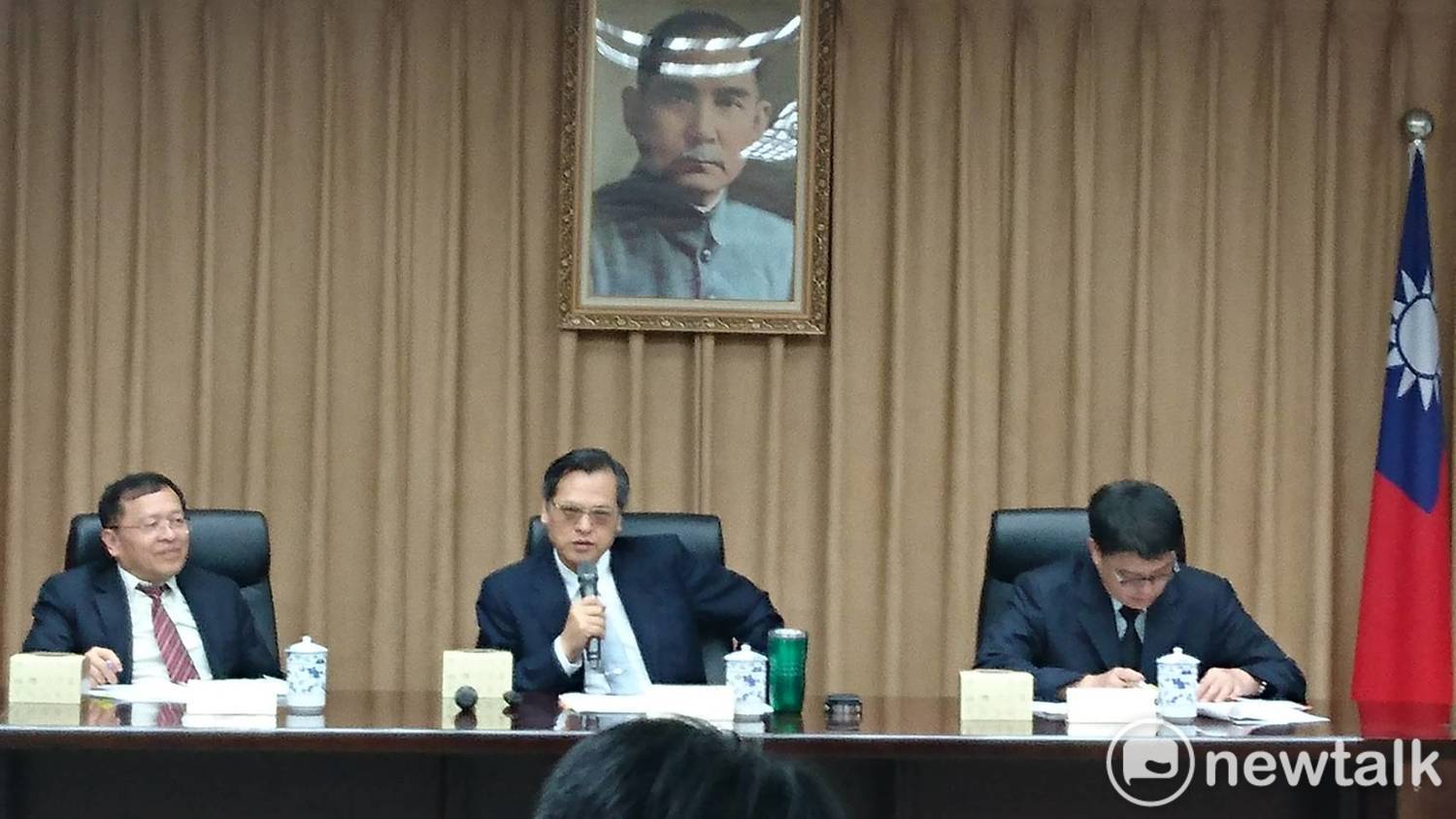 行政院大陸委員會主委陳明通(中)今(17)日下午在與媒體茶敘。 行政院大陸委員會主委陳明通(中)今(17)日下午在與媒體茶敘。