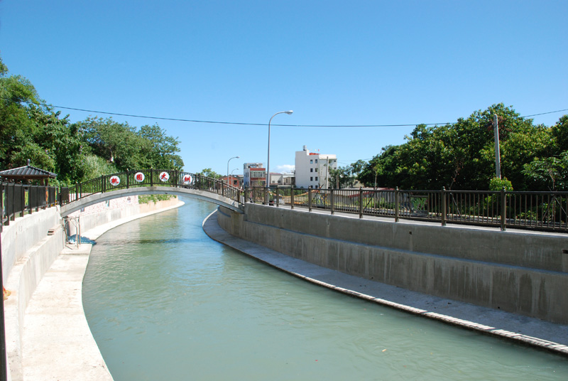 八田與一建造了桃園大圳,引大漢溪水灌溉,並串聯各個埤塘。 八田與一建造了桃園大圳,引大漢溪水灌溉,並串聯各個埤塘。
