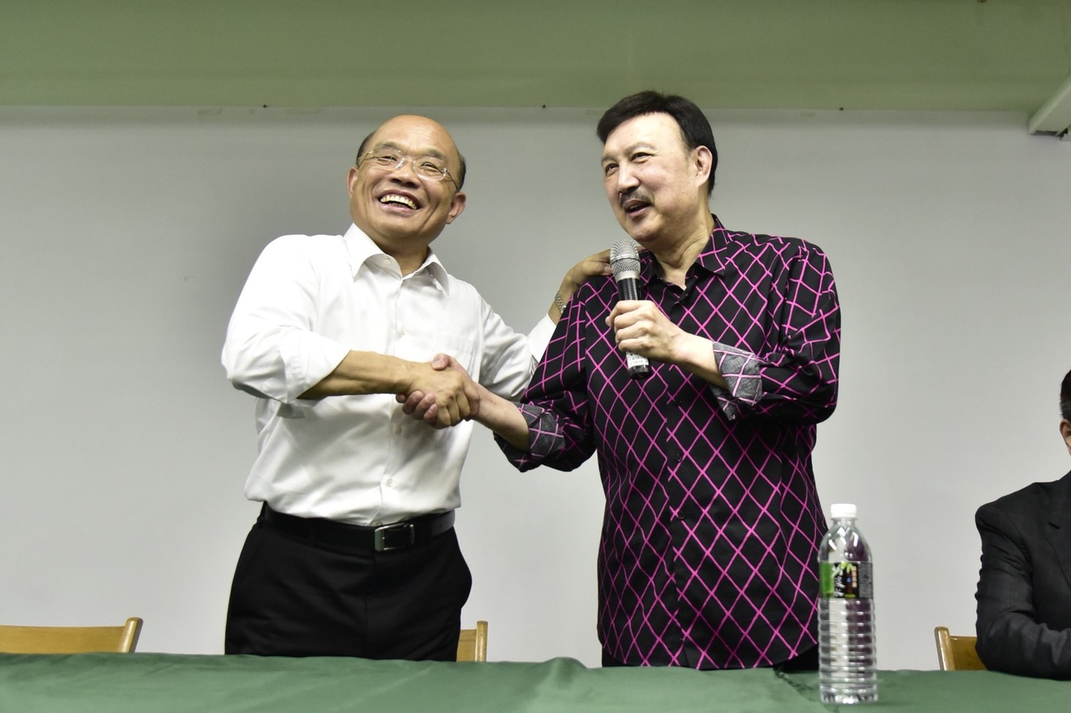 民進黨市黨部主委余天說,蘇院長全力衝衝衝,他也會在後面跟著衝,只要院長有任何需要,黨部會全力配合。 民進黨市黨部主委余天說,蘇院長全力衝衝衝,他也會在後面跟著衝,只要院長有任何需要,黨部會全力配合。