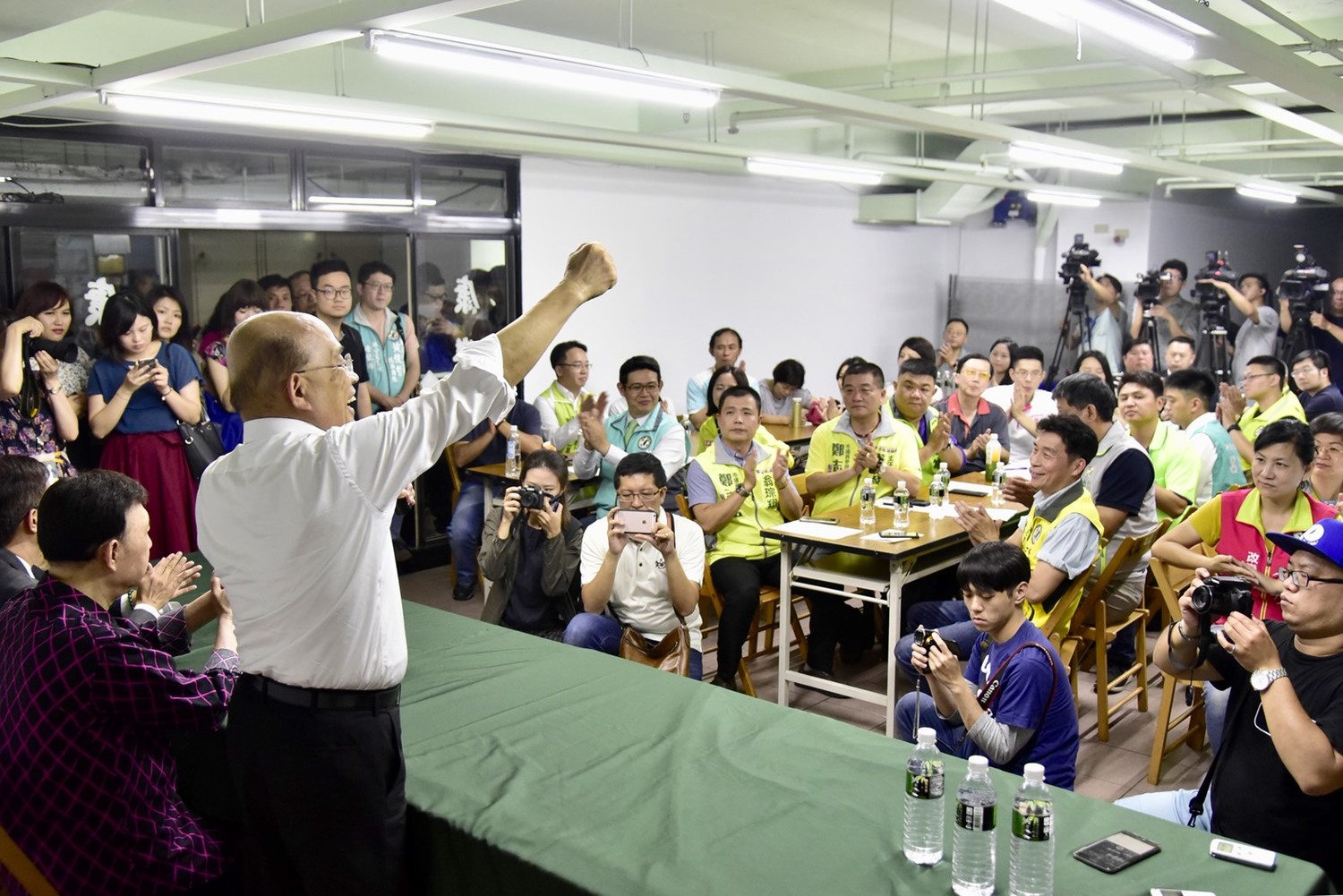 民進黨市黨部主委余天說,蘇院長全力衝衝衝,他也會在後面跟著衝,只要院長有任何需要,黨部會全力配合。 民進黨市黨部主委余天說,蘇院長全力衝衝衝,他也會在後面跟著衝,只要院長有任何需要,黨部會全力配合。