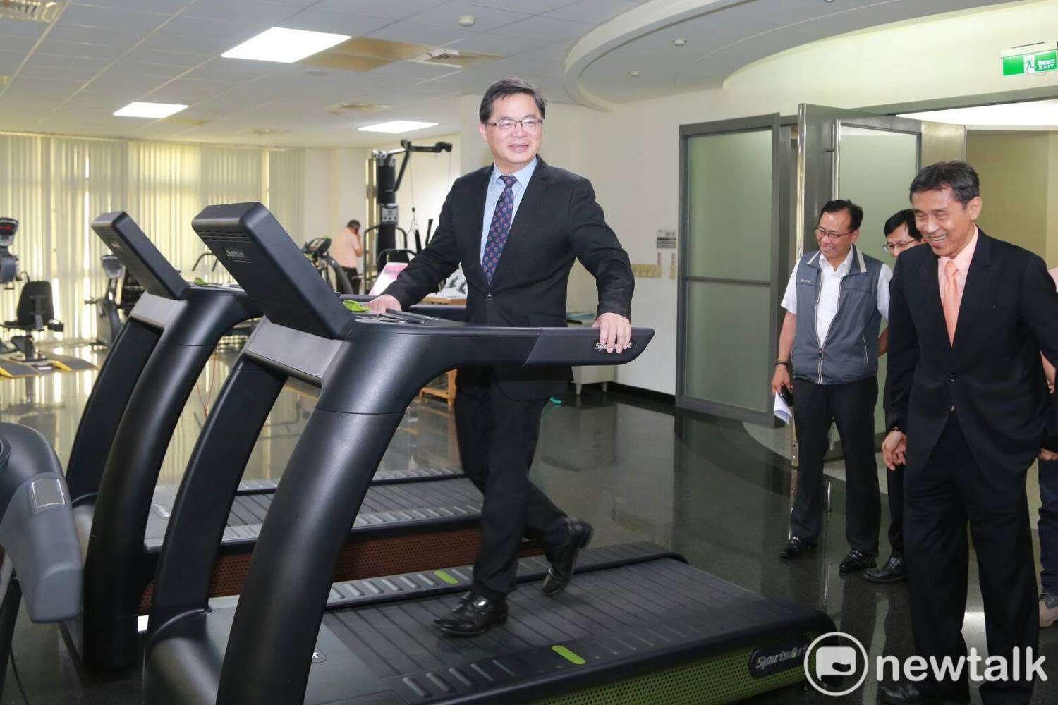 台南市代理長李孟諺在力伽董事長郭海濱等人陪同解說下,參觀綠能健身器材,並試用跑步機。 圖 : 黃博郎/攝 台南市代理長李孟諺在力伽董事長郭海濱等人陪同解說下,參觀綠能健身器材,並試用跑步機。 圖 : 黃博郎/攝