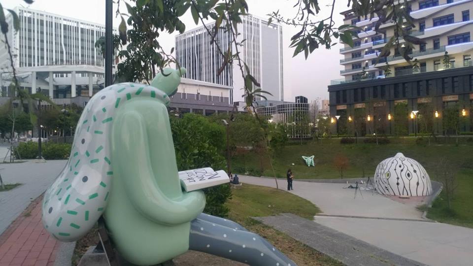 位於台中大里文創園區旁的東湖公園,有隱藏許多大型的地景藝術,與自然景觀融為一體,展示有知名熊超人等駐村藝術家的作品。 圖:台中軟體園區FB粉絲專頁提供 位於台中大里文創園區旁的東湖公園,有隱藏許多大型的地景藝術,與自然景觀融為一體,展示有知名熊超人等駐村藝術家的作品。 圖:台中軟體園區FB粉絲專頁提供