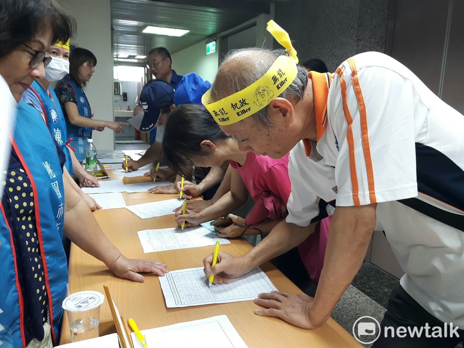 草根釋憲連署活動今天在國民黨桃園市黨部召開說明會,300多名退休軍公教警消人員,將會場擠得水洩不通,許多人排隊等著簽名連署。 圖:林昀真/攝 草根釋憲連署活動今天在國民黨桃園市黨部召開說明會,300多名退休軍公教警消人員,將會場擠得水洩不通,許多人排隊等著簽名連署。 圖:林昀真/攝