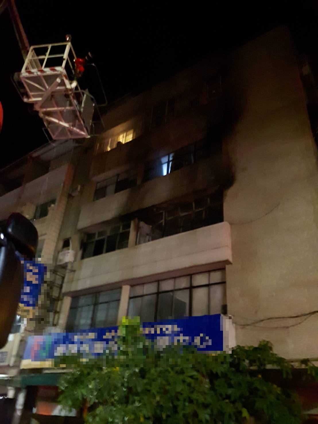 雲梯車救出多名受困住戶。 圖/高雄市消防局提供 雲梯車救出多名受困住戶。 圖/高雄市消防局提供