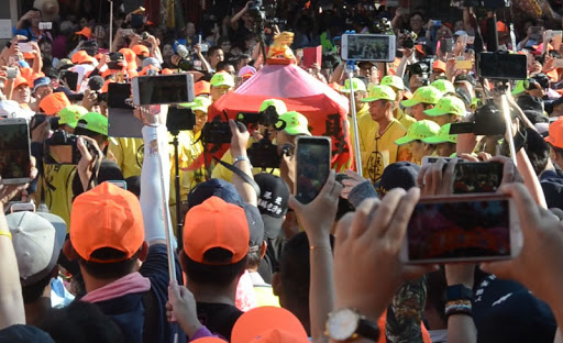 苗栗白沙屯媽祖到北港朝天宮進香,19日清晨在隆重刈火(進火)後,媽祖鑾轎起駕回鑾,為顧及國中教育會考的考生權益,出廟時罕見地沒有鞭炮聲。 圖:中央社 苗栗白沙屯媽祖到北港朝天宮進香,19日清晨在隆重刈火(進火)後,媽祖鑾轎起駕回鑾,為顧及國中教育會考的考生權益,出廟時罕見地沒有鞭炮聲。 圖:中央社