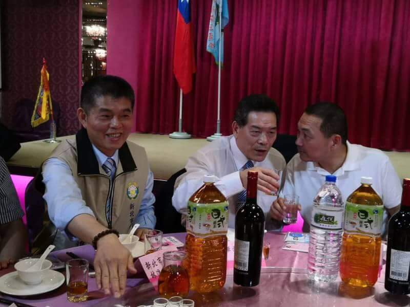 侯友宜逐桌敬酒,據在場人士笑稱,周遭氣氛就和近日的氣溫一樣,有夠熱烈。 圖:侯友宜辦公室/提供 侯友宜逐桌敬酒,據在場人士笑稱,周遭氣氛就和近日的氣溫一樣,有夠熱烈。 圖:侯友宜辦公室/提供