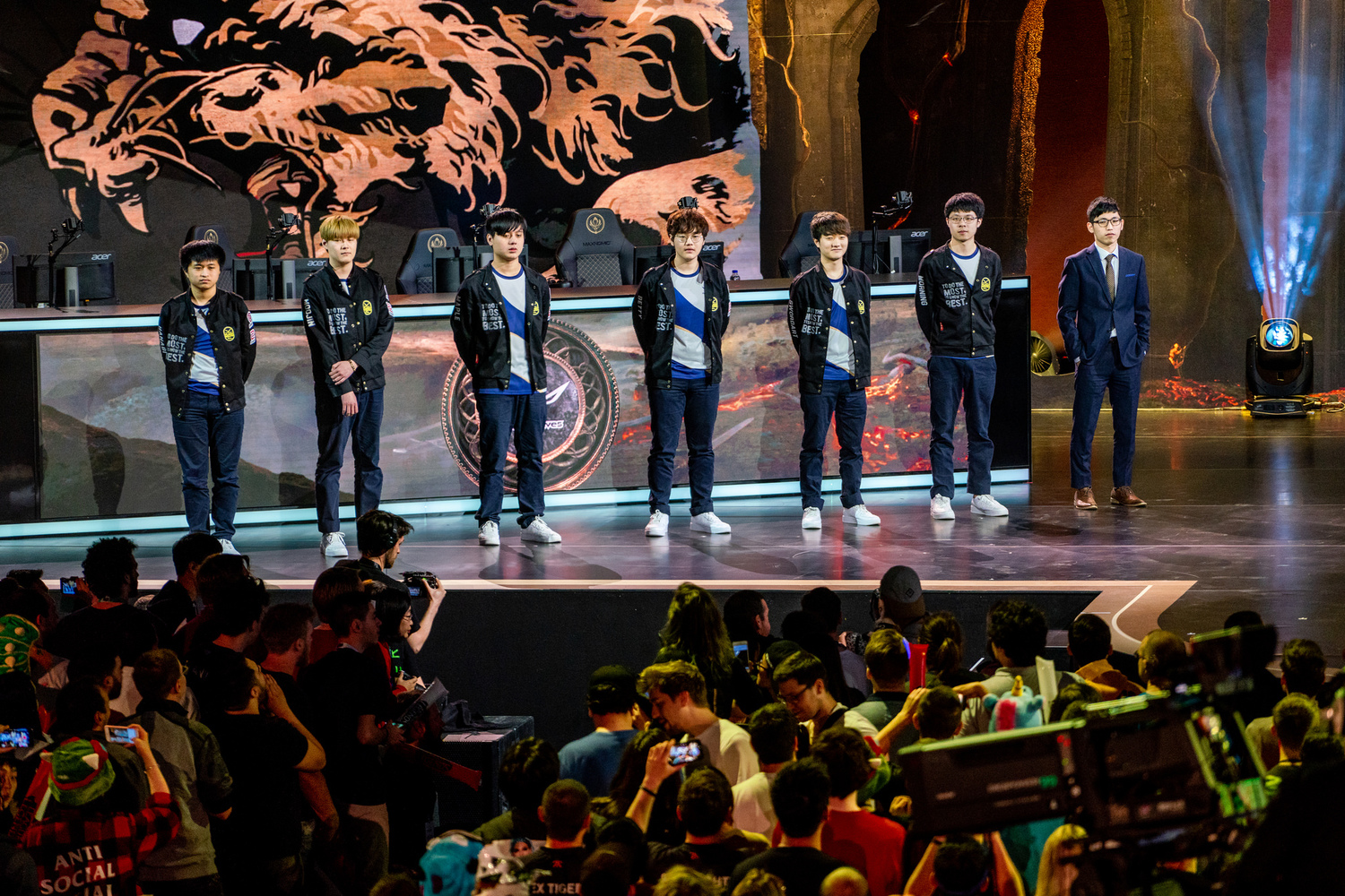2018《英雄聯盟》MSI 季中邀請賽四強淘汰賽昨(19)日由 FW 對決 KZ,爭取最後一張總冠軍賽門票,KZ 一掃小組賽對戰 FW 二連敗陰霾,成功以 3:1 淘汰 FW 搶進總冠軍賽。 圖:Riot Games/提供 2018《英雄聯盟》MSI 季中邀請賽四強淘汰賽昨(19)日由 FW 對決 KZ,爭取最後一張總冠軍賽門票,KZ 一掃小組賽對戰 FW 二連敗陰霾,成功以 3:1 淘汰 FW 搶進總冠軍賽。 圖:Riot Games/提供