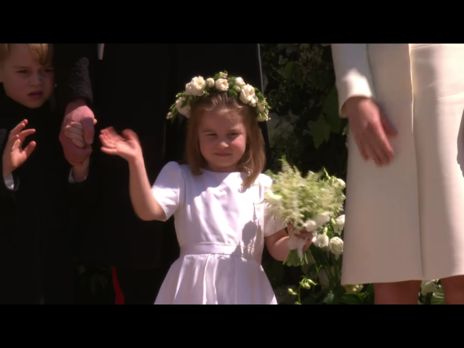 哈利與梅根馬克爾(Meghan Markle)在溫莎城堡聖喬治禮拜堂(St George's Chapel)完成婚禮後,王室成員走出禮拜堂向群眾致意,夏綠蒂公主(Princess Charlotte)笑容滿面,超賣力地揮舞小手。 圖:翻攝自The Royal Family Channel 哈利與梅根馬克爾(Meghan Markle)在溫莎城堡聖喬治禮拜堂(St George's Chapel)完成婚禮後,王室成員走出禮拜堂向群眾致意,夏綠蒂公主(Princess Charlotte)笑容滿面,超賣力地揮舞小手。 圖:翻攝自The Royal Family Channel