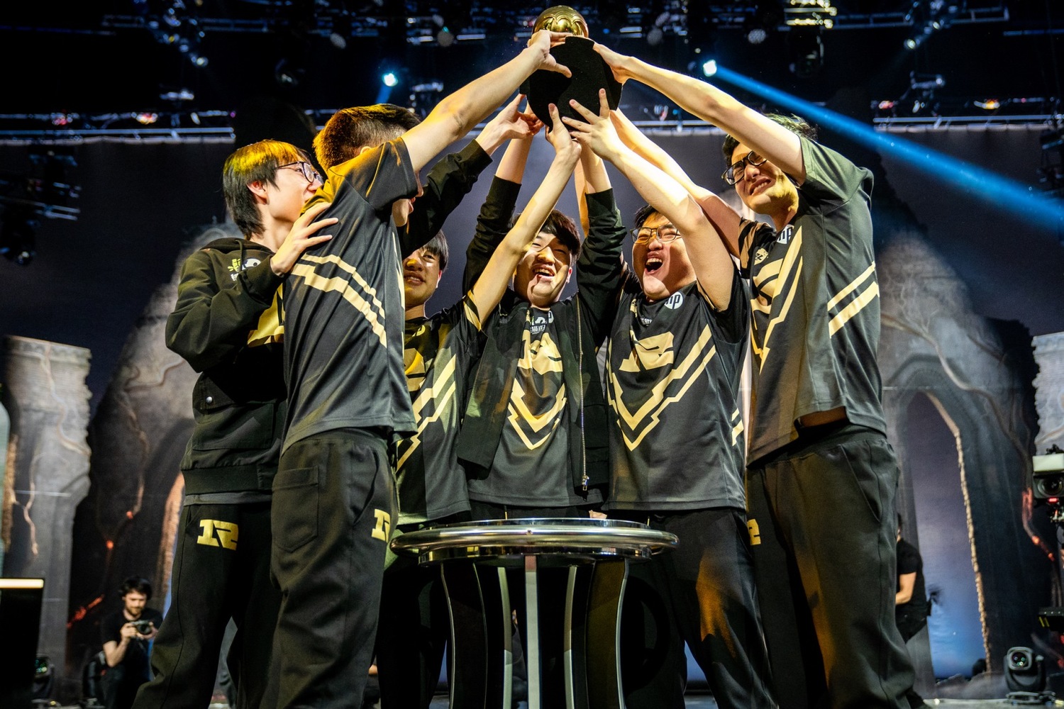 RNG 在總冠軍賽擊敗 KZ,獲得 2018《英雄聯盟》MSI 季中邀請賽總冠軍。 圖:Riot Games /提供 RNG 在總冠軍賽擊敗 KZ,獲得 2018《英雄聯盟》MSI 季中邀請賽總冠軍。 圖:Riot Games /提供
