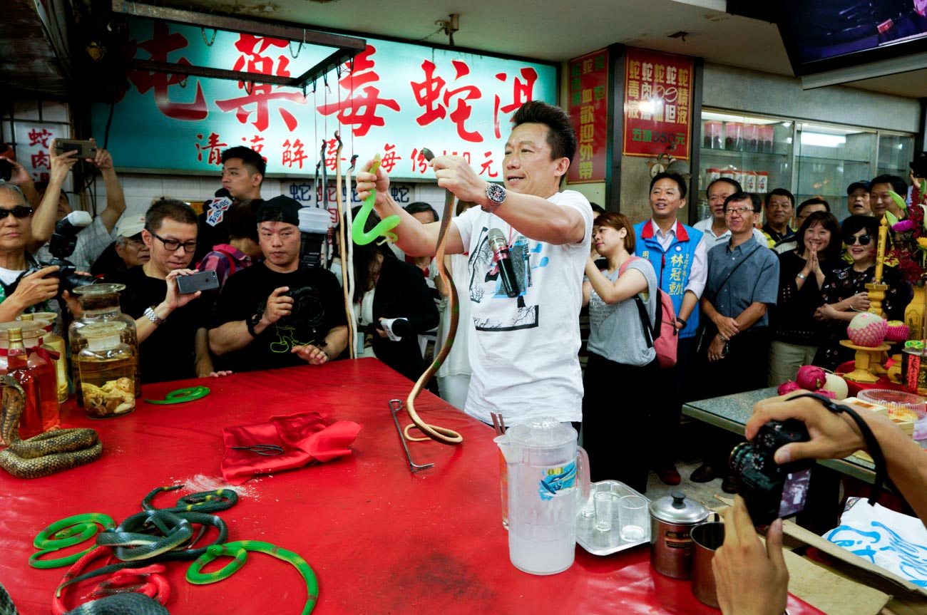 模仿叫賣殺蛇秀極富盛名的藝人郭子乾再度拿出殺蛇秀絕活,讓現場民眾看得哈哈大笑。 圖:張良一/攝 模仿叫賣殺蛇秀極富盛名的藝人郭子乾再度拿出殺蛇秀絕活,讓現場民眾看得哈哈大笑。 圖:張良一/攝