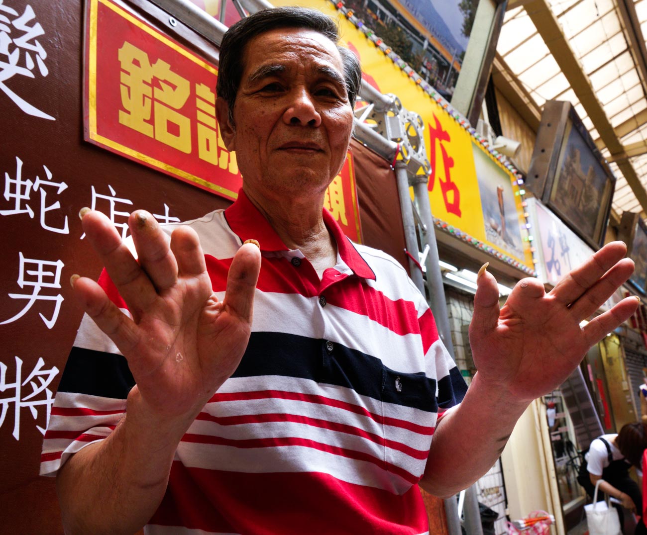 殺蛇師傅洪丁福出示被毒蛇咬到而節去的食指。他的雙手見證了華西街曾經風光一時的蛇街盛況。 圖:張良一/攝 殺蛇師傅洪丁福出示被毒蛇咬到而節去的食指。他的雙手見證了華西街曾經風光一時的蛇街盛況。 圖:張良一/攝