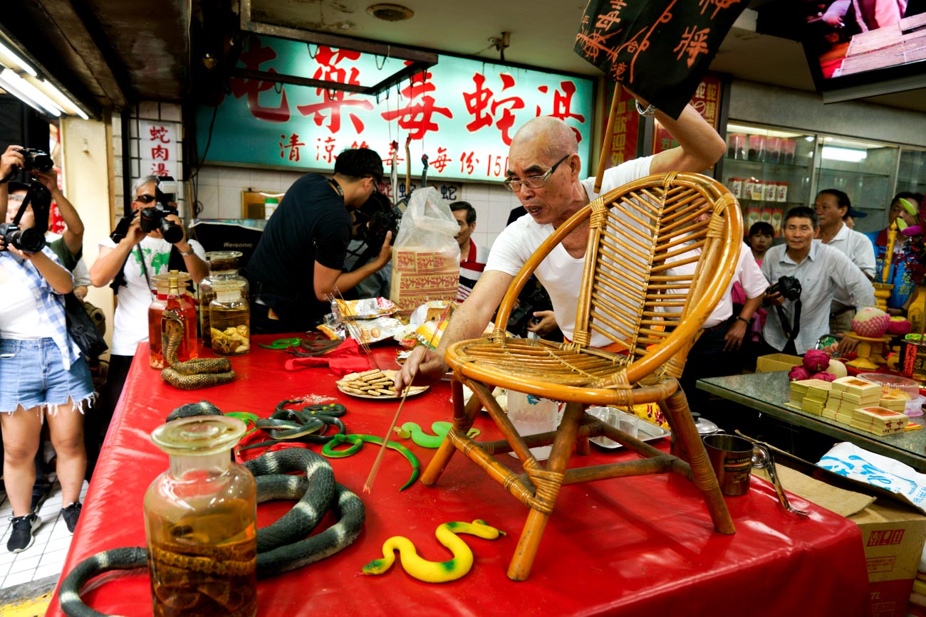 一位師父在亞洲蛇肉店內,為店內的蛇靈祈福,讓牠們跟著地藏王菩薩各歸其位。 圖:張良一/攝 一位師父在亞洲蛇肉店內,為店內的蛇靈祈福,讓牠們跟著地藏王菩薩各歸其位。 圖:張良一/攝