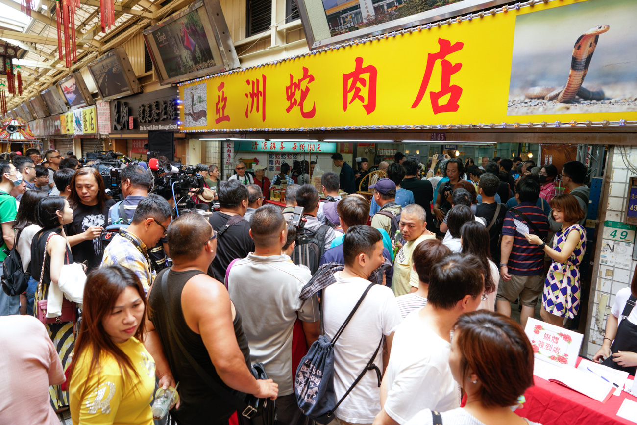 走過一甲子的華西街蛇肉店因近年來動物保護意識抬頭,蛇類來源不足,且政府不允許當眾宰殺蛇類再加上華西街人潮不再等等因素,今正式熄燈結束,未來將轉型賣蛇肉小火鍋。 圖:張良一/攝 走過一甲子的華西街蛇肉店因近年來動物保護意識抬頭,蛇類來源不足,且政府不允許當眾宰殺蛇類再加上華西街人潮不再等等因素,今正式熄燈結束,未來將轉型賣蛇肉小火鍋。 圖:張良一/攝