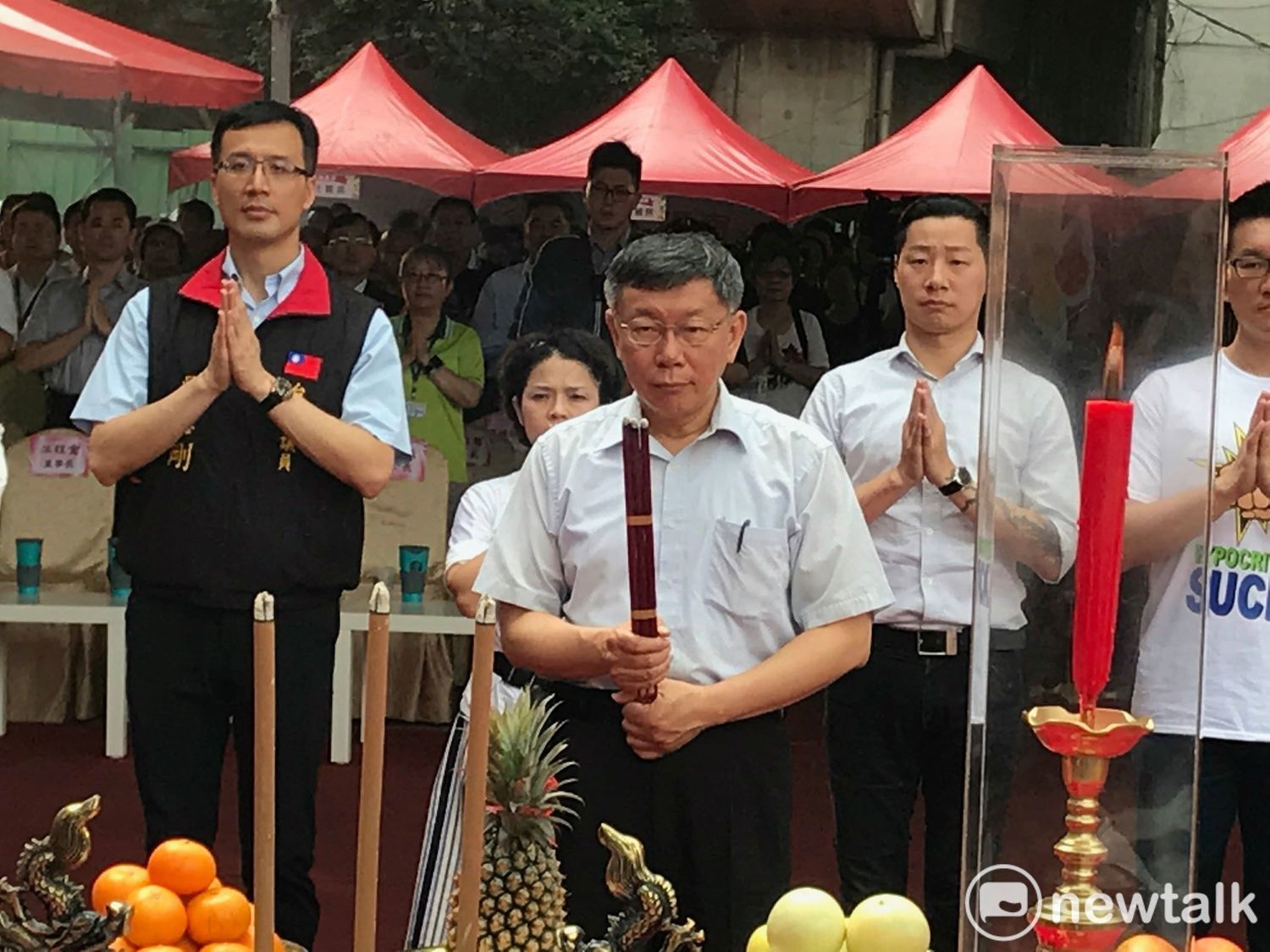 柯文哲帶領立委林昶佐、議員上香。 圖 : 周煊惠 / 攝 柯文哲帶領立委林昶佐、議員上香。 圖 : 周煊惠 / 攝
