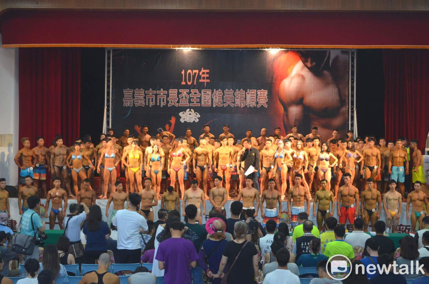 健美選手（左起）吳金龍、李佾明及田忍男在台上展現精實肌肉。