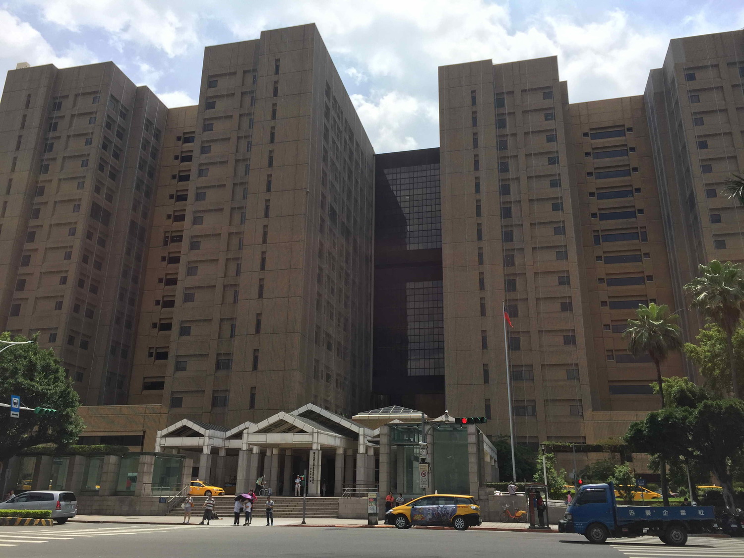台北憲兵隊建物老舊磁磚剝落，架設防護網避免傷及行人。
