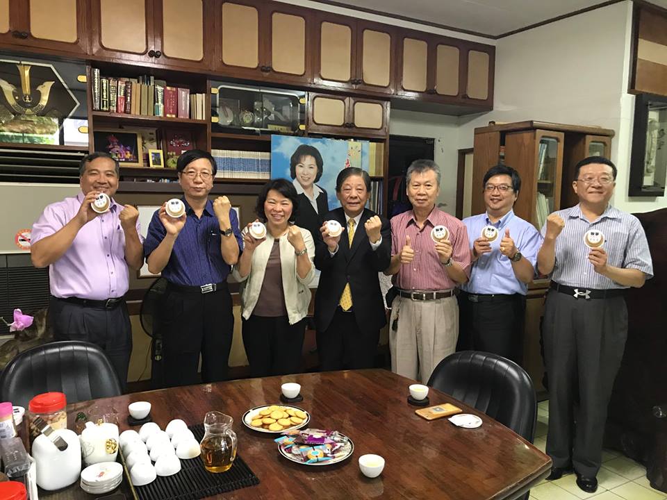 黃敏惠(中蹲者)到經國新城拜票時,蹲低身體,用心與老奶奶們搏感情。 黃敏惠(中蹲者)到經國新城拜票時,蹲低身體,用心與老奶奶們搏感情。