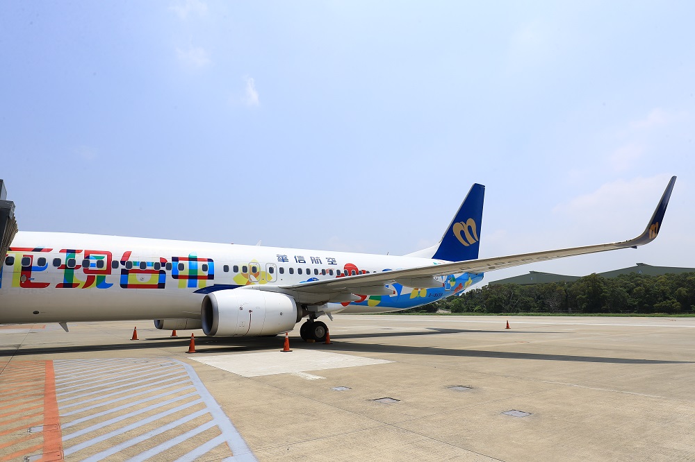 台中市與華航集團華信航空公司合作推出的「花現台中」彩繪機,機身以台中市花山櫻花、重要經濟花卉百合花及文心蘭三種花卉線條,是全台第一個讓城市名稱飛上天空的行銷首例。 圖:台中市政府提供 台中市與華航集團華信航空公司合作推出的「花現台中」彩繪機,機身以台中市花山櫻花、重要經濟花卉百合花及文心蘭三種花卉線條,是全台第一個讓城市名稱飛上天空的行銷首例。 圖:台中市政府提供