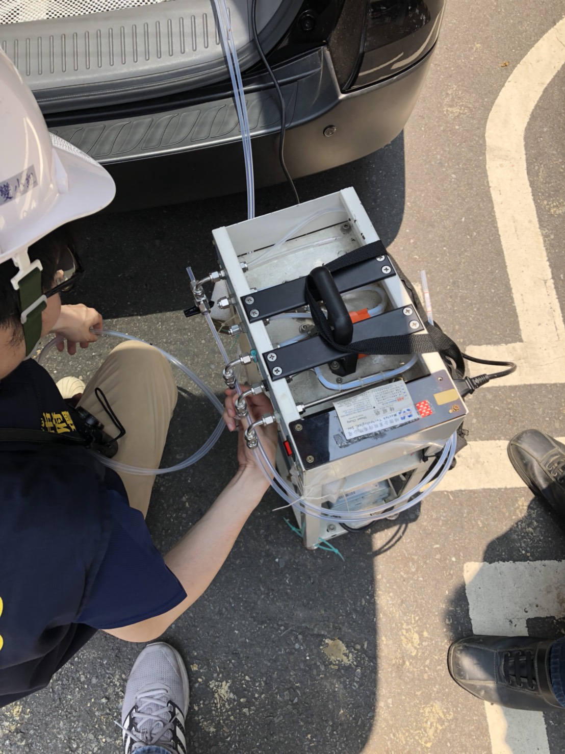 今(23)日10:49高雄市左營區大順一路、富民路口附近加油站的舊址,有當地居民反應聞到空氣有瀰漫汽油和瓦斯異味,環保局調查,違反空污法第31條將依污染情節裁罰10-100萬元,以灑水控制中。 今(23)日10:49高雄市左營區大順一路、富民路口附近加油站的舊址,有當地居民反應聞到空氣有瀰漫汽油和瓦斯異味,環保局調查,違反空污法第31條將依污染情節裁罰10-100萬元,以灑水控制中。